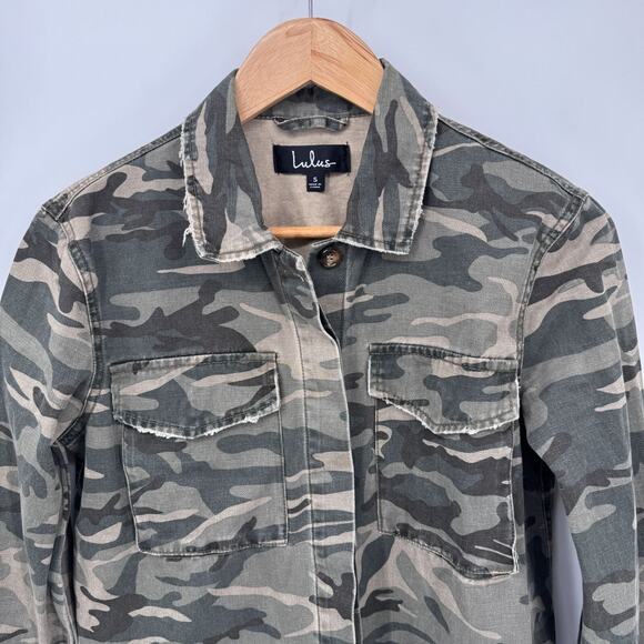 Lulus Button Front Jacket Shirt Womens Small Army Green Camo Print Cotton NWOT - Picture 2 of 10